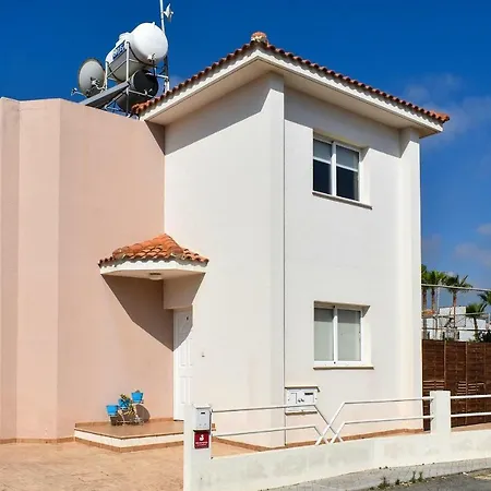 Ariana Villa *